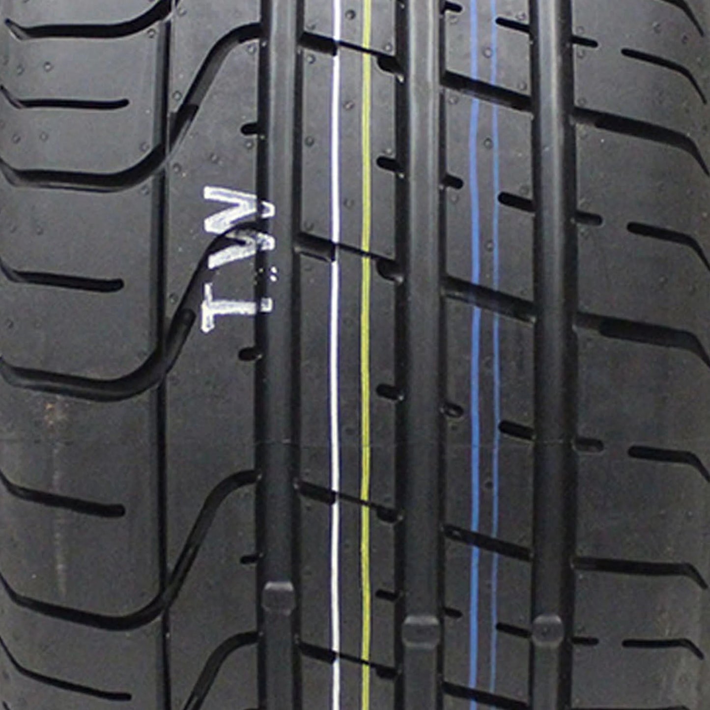 P Zero Summer 325/30R21 108Y XL Passenger Tire